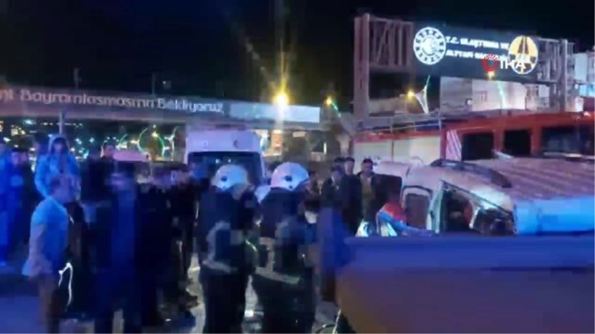 Kocaeli\'de Tıra Çarpan Hafif Ticari Araçta 2\'si Ağır 4 Kişi Yaralandı