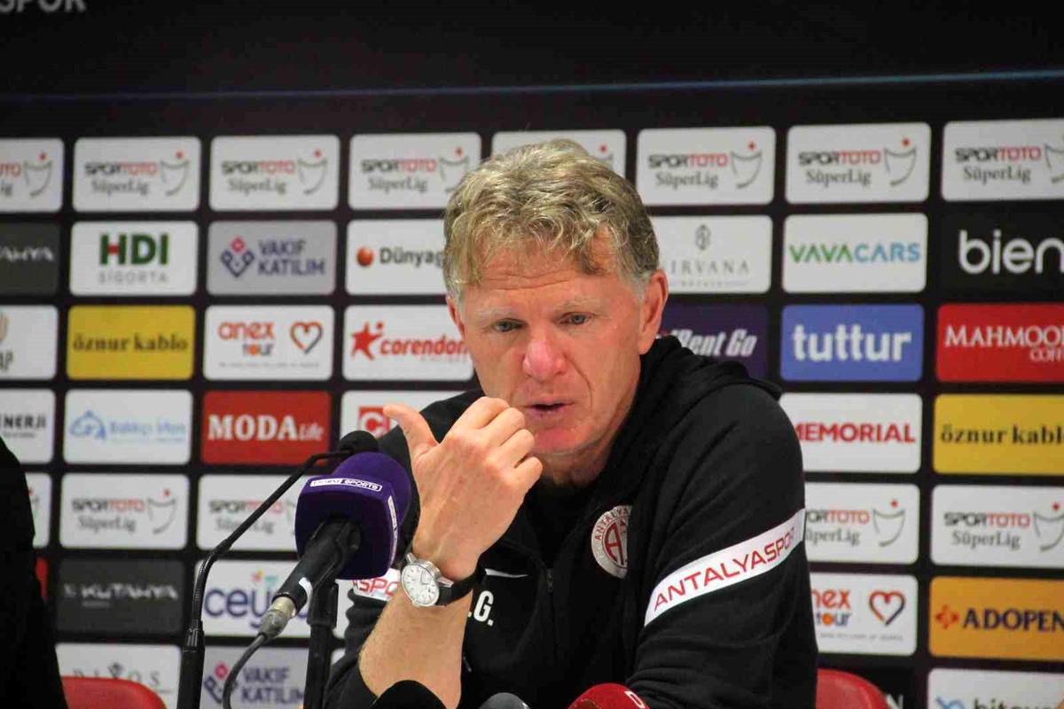 FTA Antalyaspor Teknik Sorumlusu Alfons Groenendijk: Çok değerli bir 3 puanı rakibe verdik