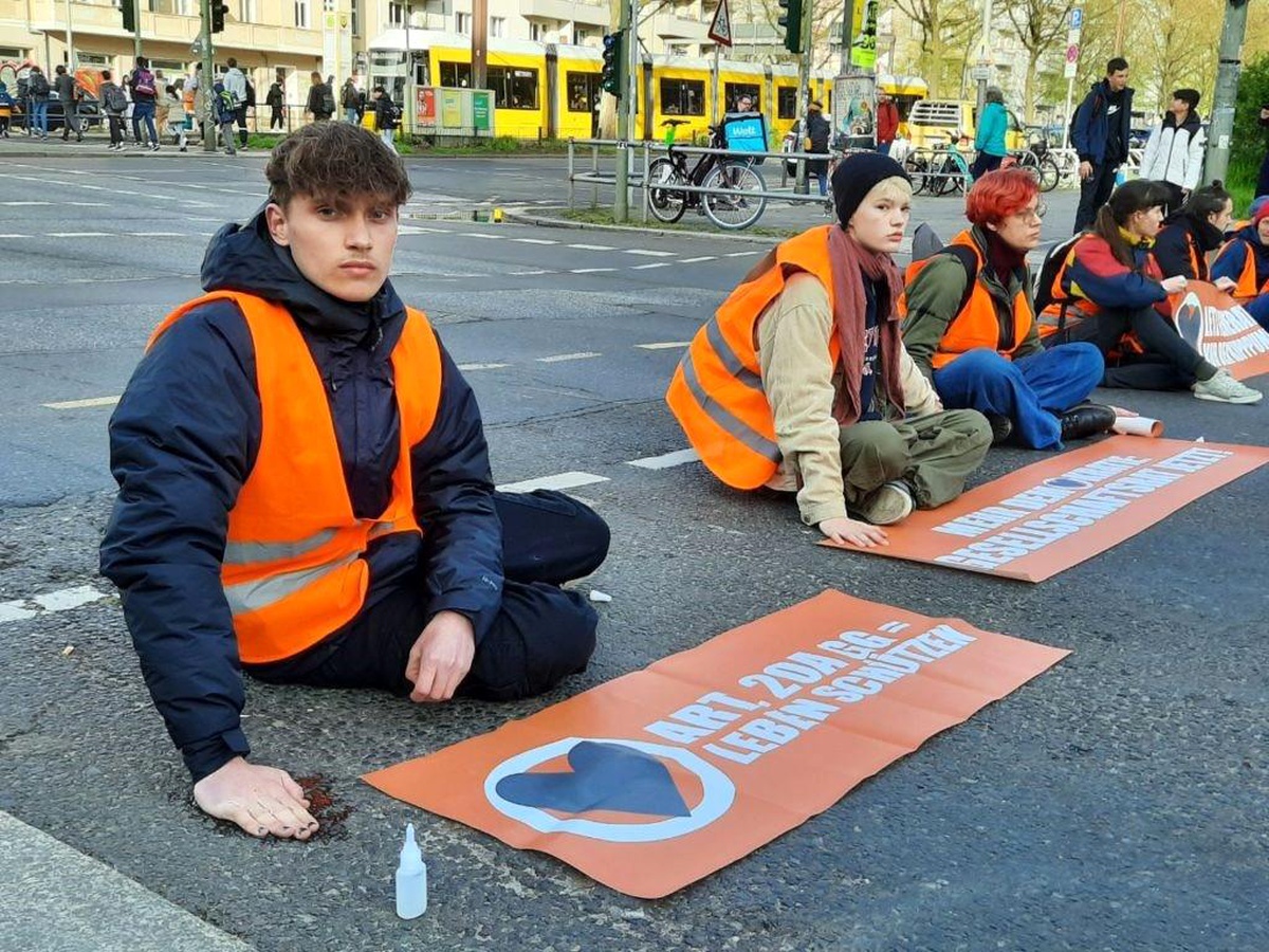 Berlin\'de iklim aktivistleri caddeleri trafiğe kapattı