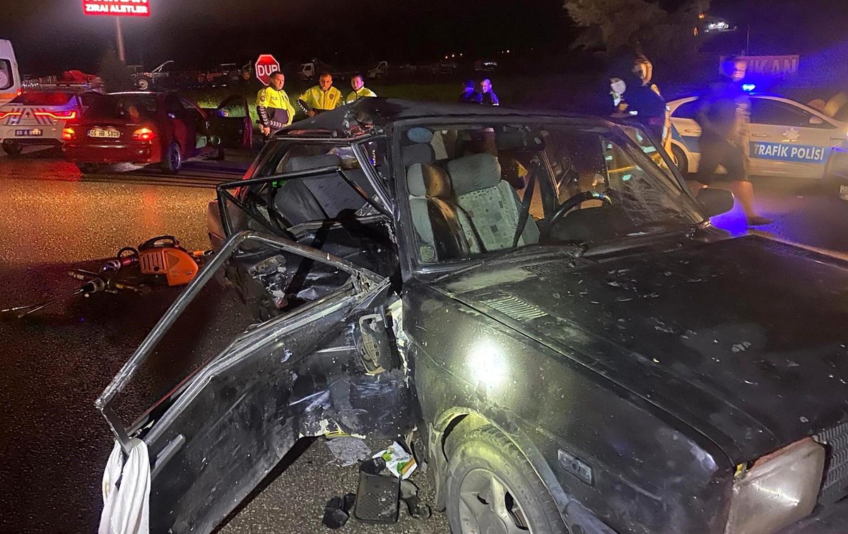Amasya\'da 3 otomobilin karıştığı zincirleme kaza: 2 ölü, 8 yaralı