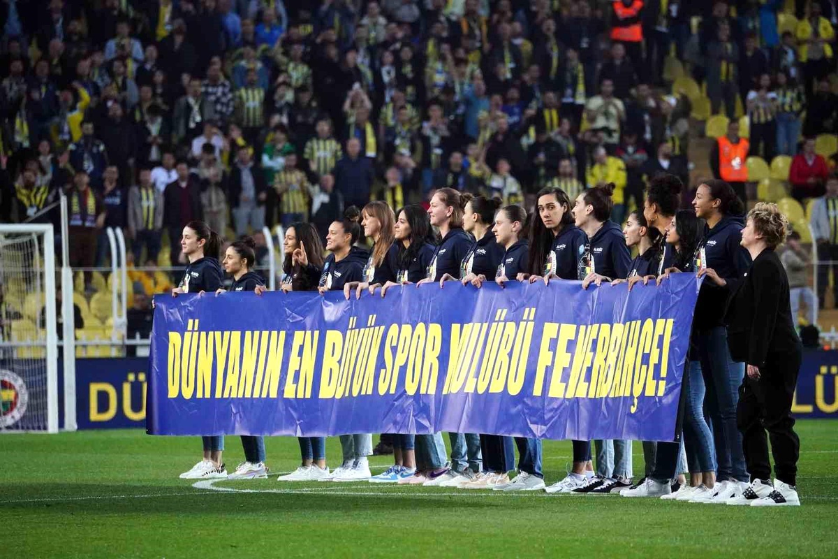 Fenerbahçe Kadın Basketbol Takımı Euroleague Şampiyonluğunu Taraftarıyla Kutladı