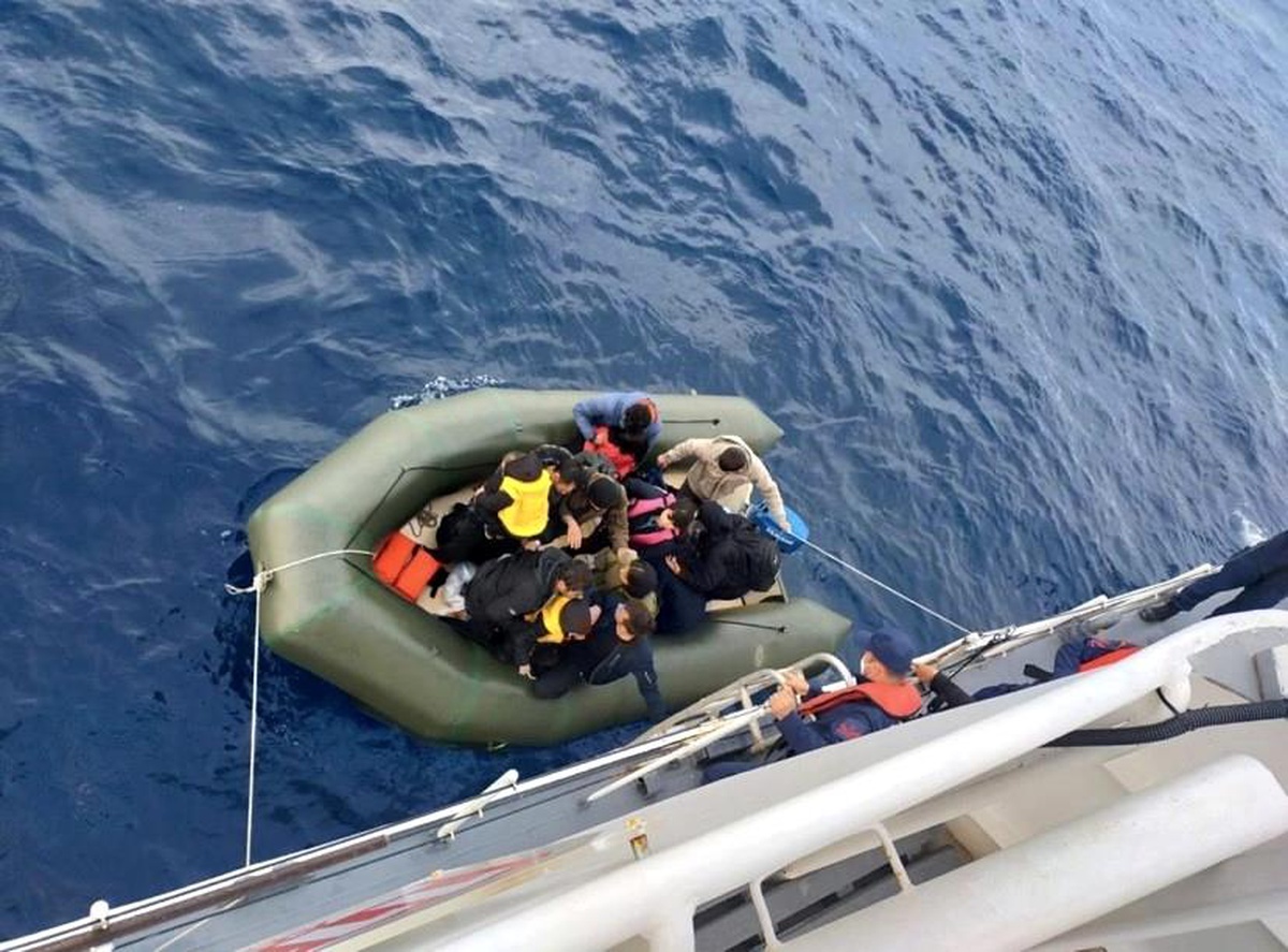 Ayvacık açıklarında 17 kaçak göçmen yakalandı