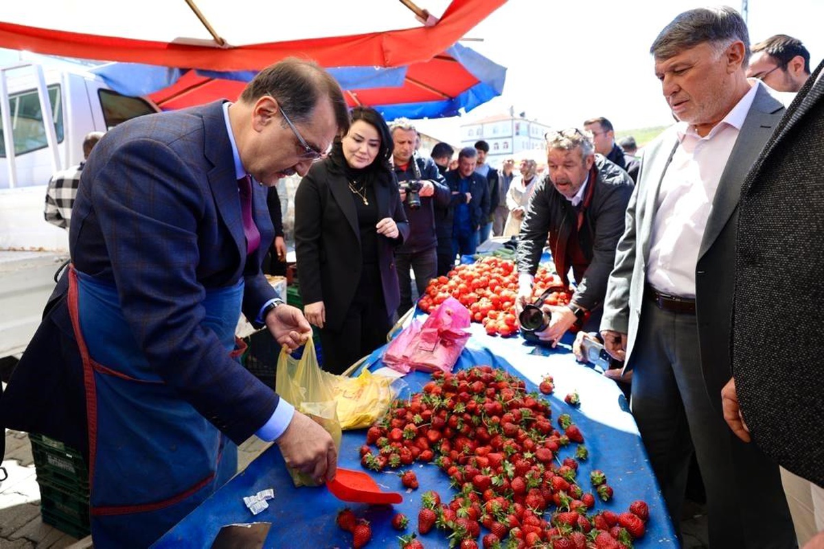 Enerji Bakanı Fatih Dönmez Seyitgazideki Pazar Ziyaretinde Çilek Tezgahının Başında
