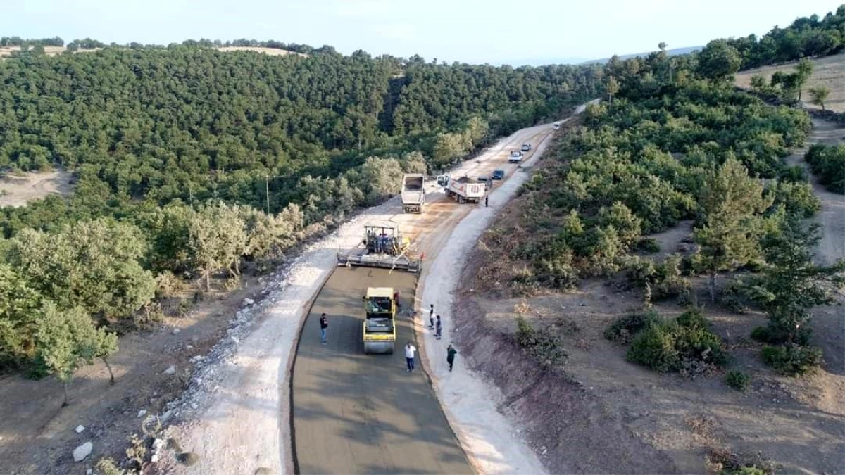Balıkesir\'de İçişleri Bakanlığı ödeneğiyle beton yol yapımı devam ediyor