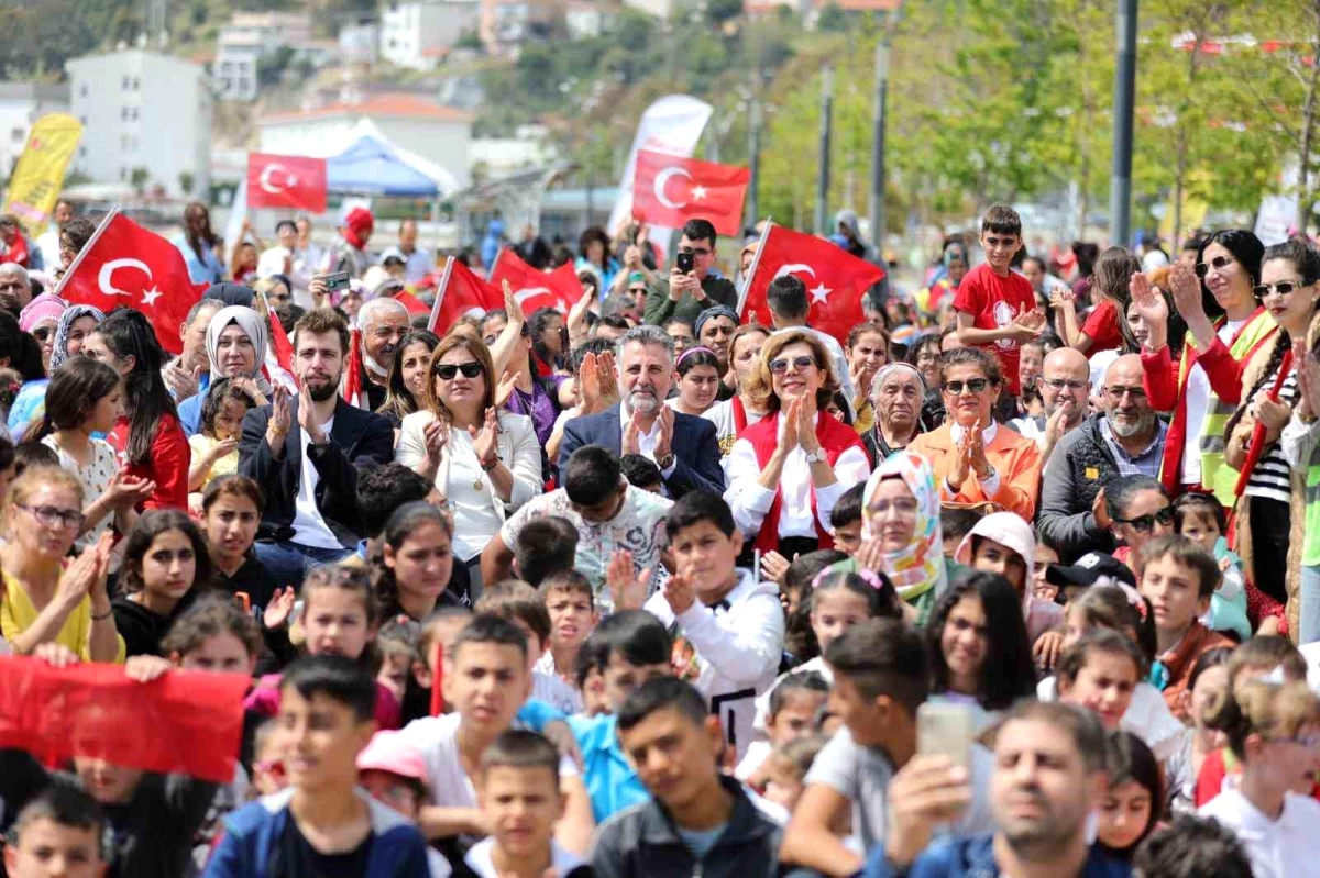 İzmir\'in ilçelerinde binlerce çocukla coşkulu 23 Nisan kutlamaları