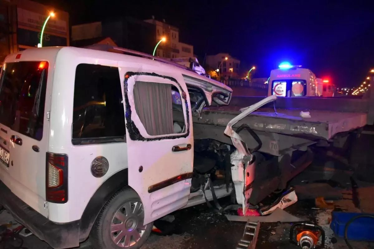 Benzin istasyonuna girmek için yavaşlayan tıra hafif ticari araç çarptı: 2\'si ağır 4 yaralı