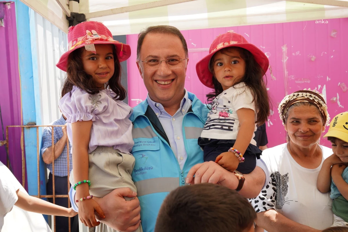 Beylikdüzü Belediye Başkanı Mehmet Murat Çalık, depremzede çocuklarla 23 Nisan\'ı kutladı