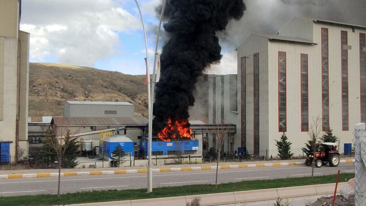 Çankırı\'da korkutan fabrika yangını: Siyah dumanlar gökyüzünü kapladı