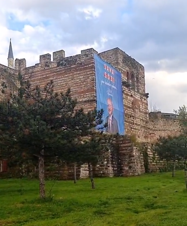 Cumhurbaşkanı Erdoğan'ın İstanbul Ayvansaray'daki tarihi sura asılan pankartı kaldırıldı