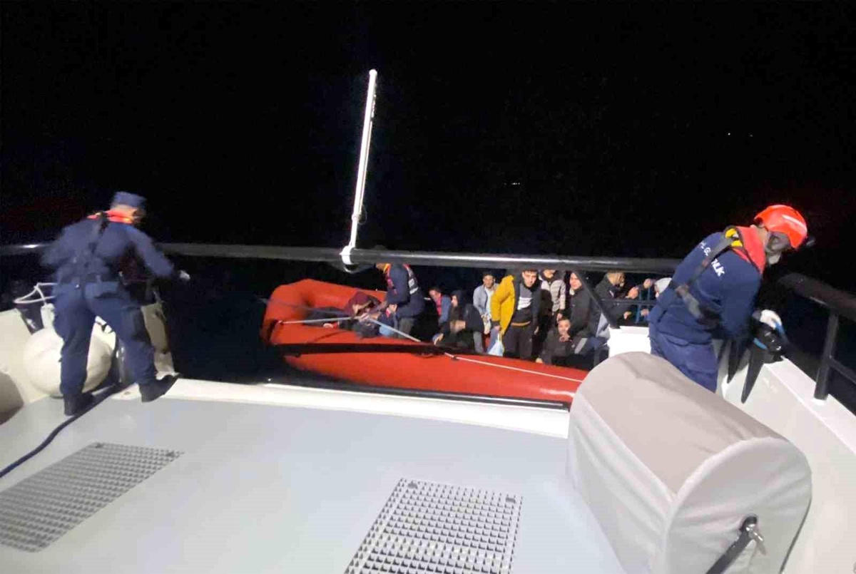 Yunanistan Sahil Güvenlikleri Tarafından Geri İtirilen 18 Düzensiz Göçmen Kurtarıldı