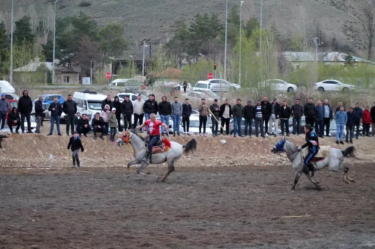 Davul zurna eşliğinde cirit oynayarak Ramazan Bayramını uğurladılar