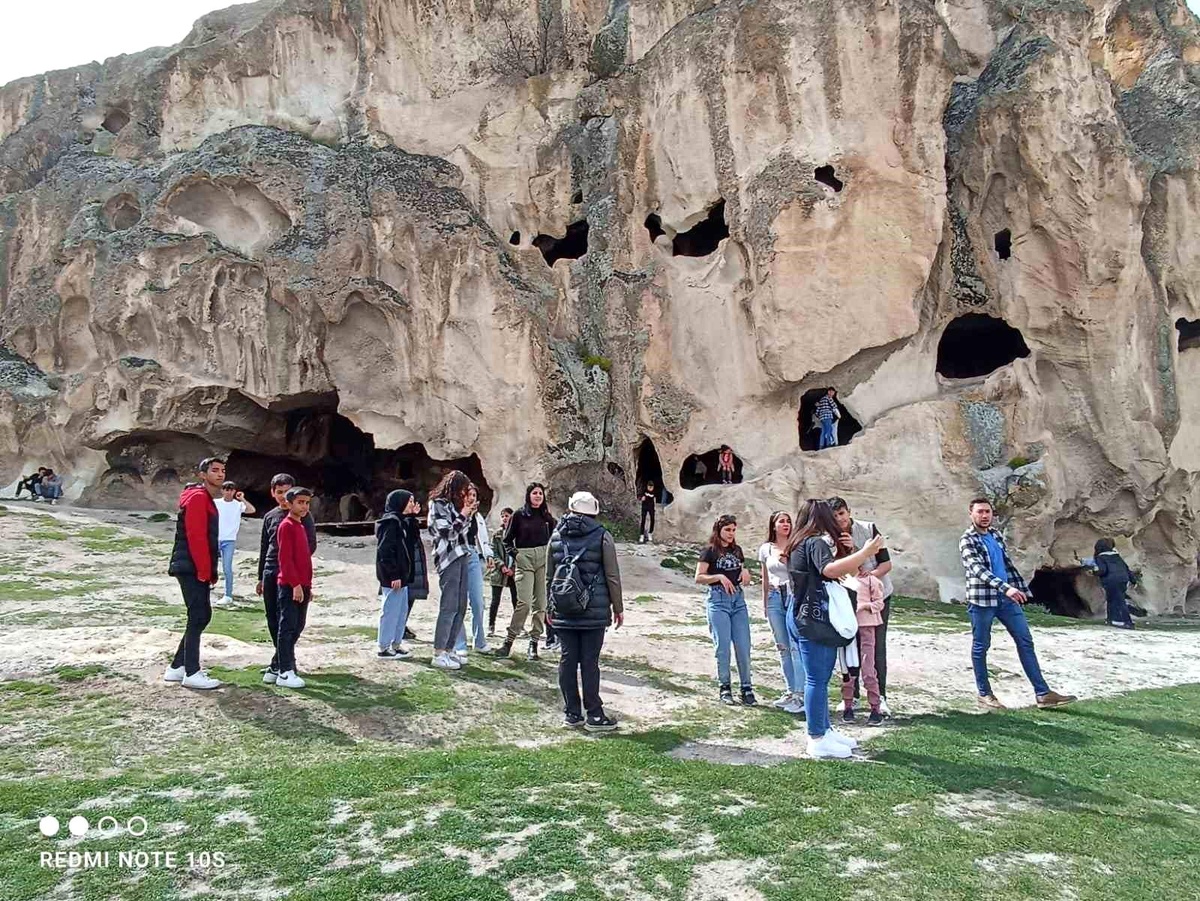 Depremzedelerin çocukları Frig Vadisi\'ni gezdi