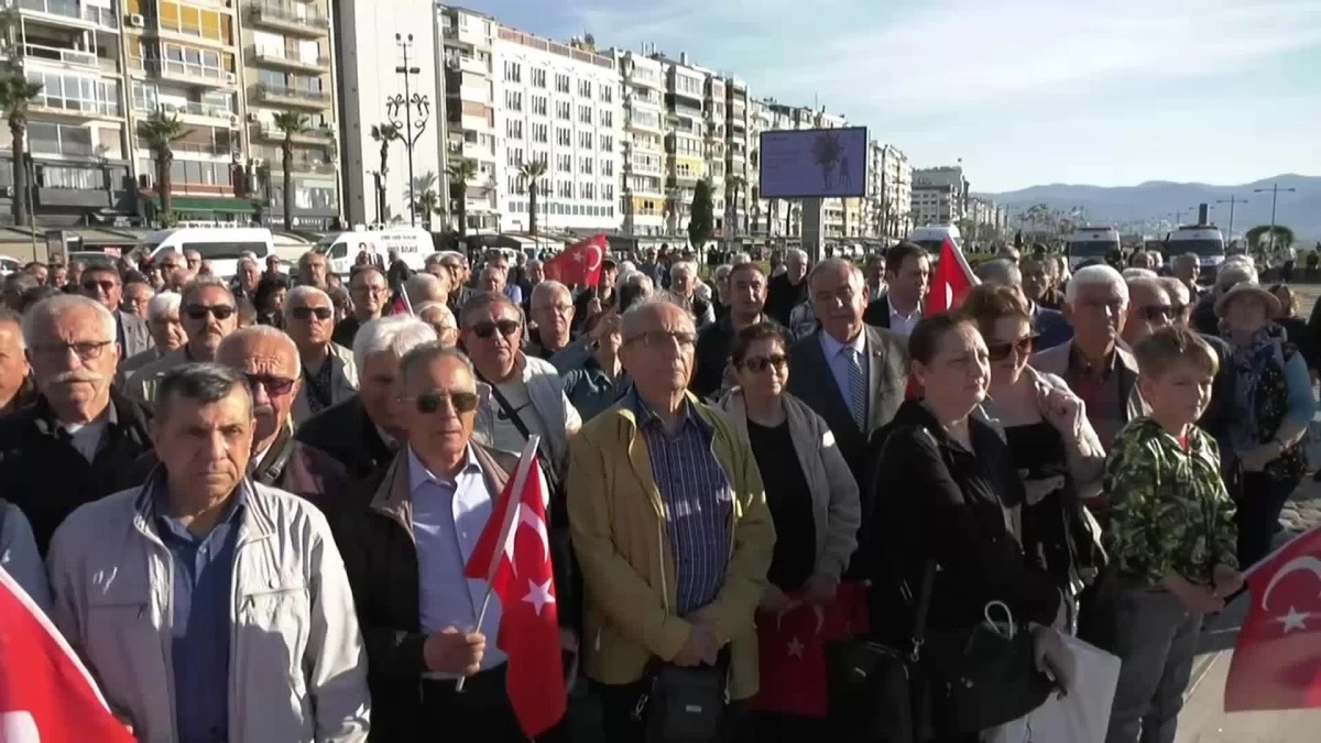 İzmir\'de Emekli Astsubaylar AKP İktidarını Protesto Etti