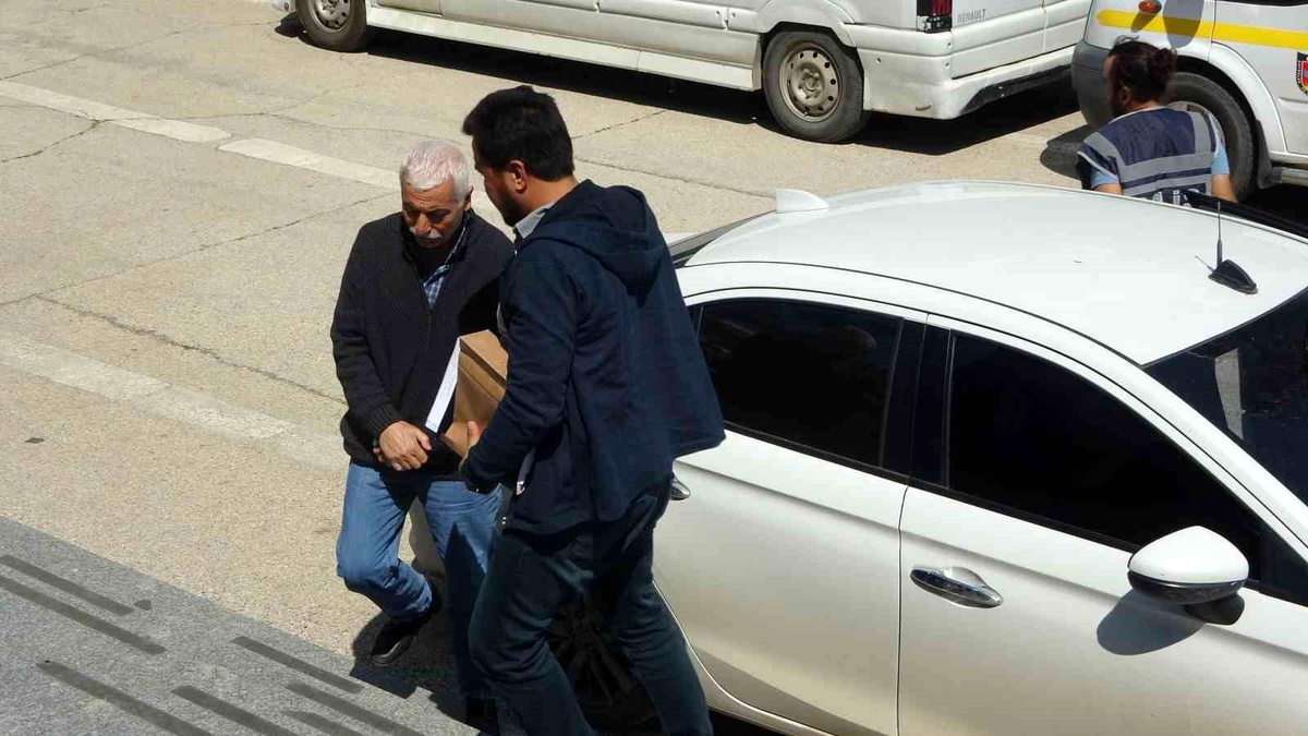 Adanada Emekli Polis Eşi ile Yanındaki Şahsı Silahla Vurdu