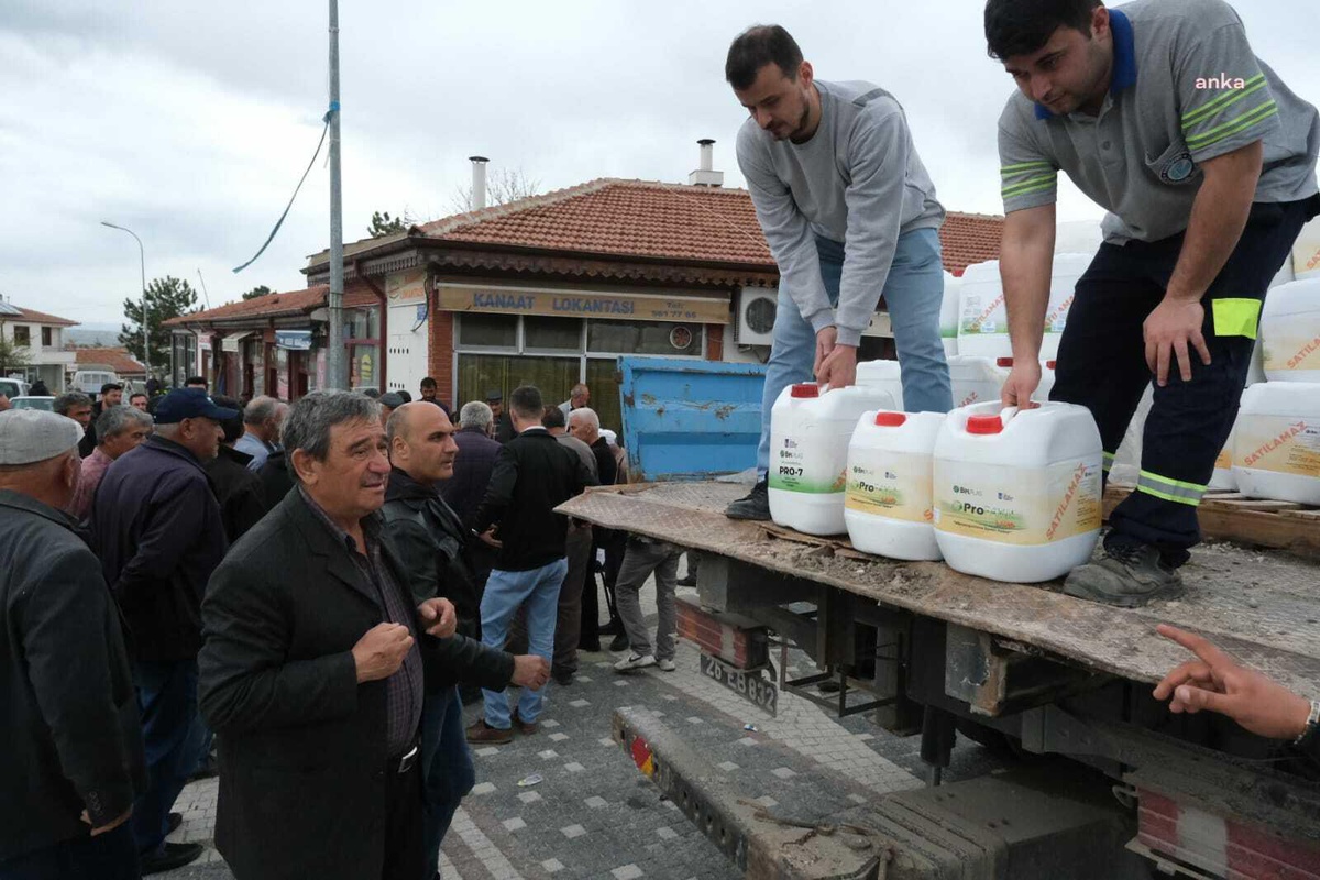 Eskişehir Büyükşehir Belediyesi\'nden Beylikova ve Günyüzü\'nde Küçük Çiftçiye Sıvı Gübre Desteği