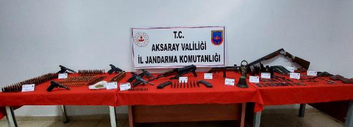 Evlerinde kaçak silahlarla yakalanan baba tutuklandı, oğlu serbest kaldı