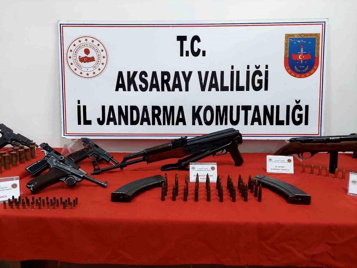 Aksaray\'da Silah ve Uyuşturucu Kaçakçılığı Operasyonu: Baba ve Oğul Yakalandı