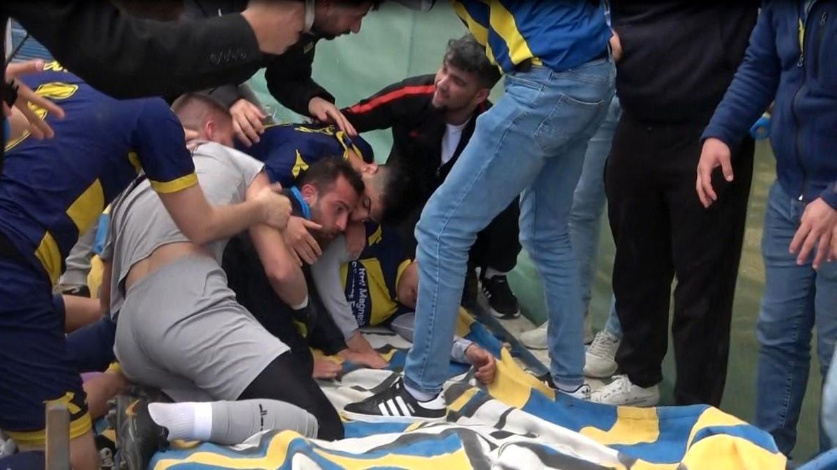 Bilecik\'te Şampiyonluk Maçında Güvenlik Bariyerleri Devrildi