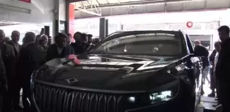 İçişleri Bakanı Soylu, Atatürk Oto Sanayi Sitesinde ustalarla TOGGu inceledi