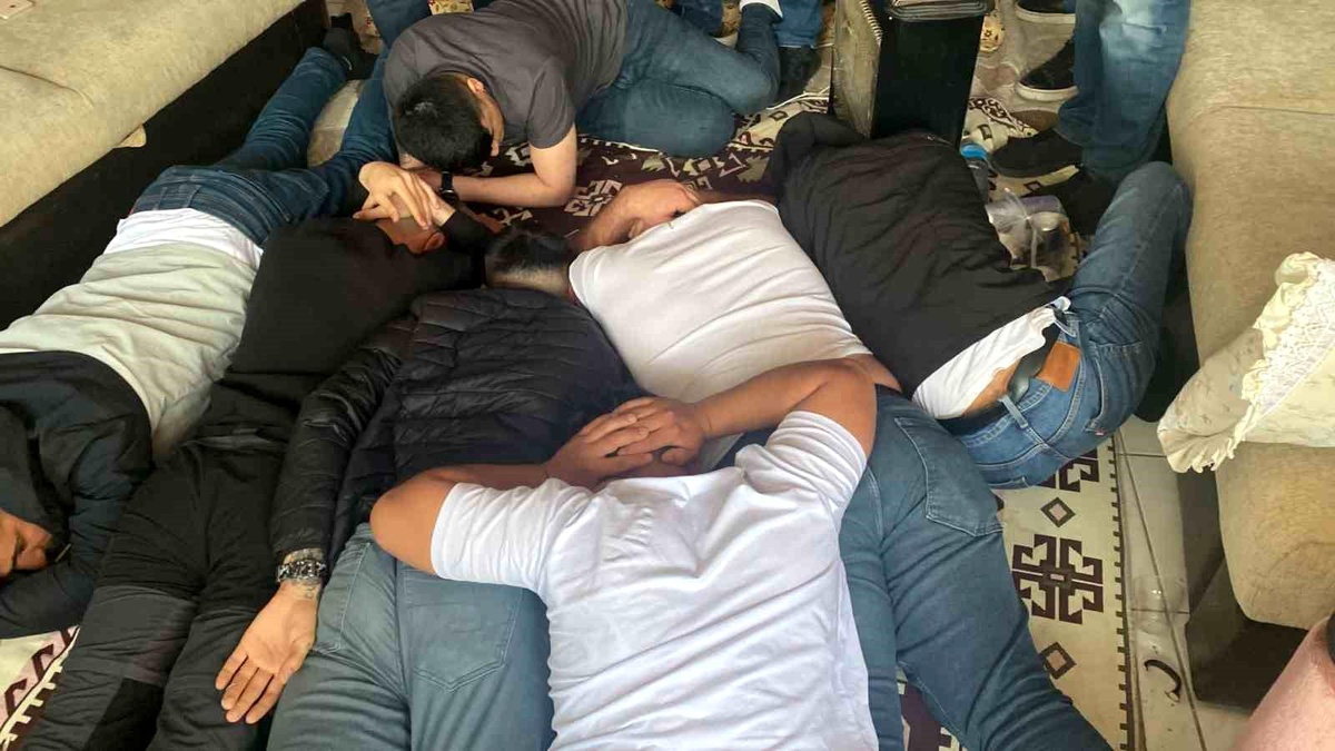 İzmir Bayraklı\'da Kahvehanede Yaylım Ateşi: 1 Ölü, 5 Yaralı