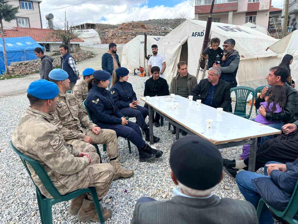 Malatya İl Jandarma Komutanlığı, Doğanşehir ilçesindeki çadır kentte çocuklarla buluştu