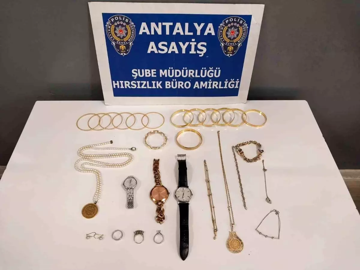 Antalya\'da 400 Bin TL Değerindeki Kayıp Çanta Sahibine Ulaştırıldı