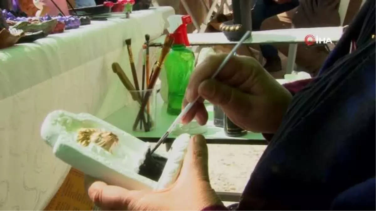 Kızının malzemelerini değerlendiren kadın hobisini işe çevirdi