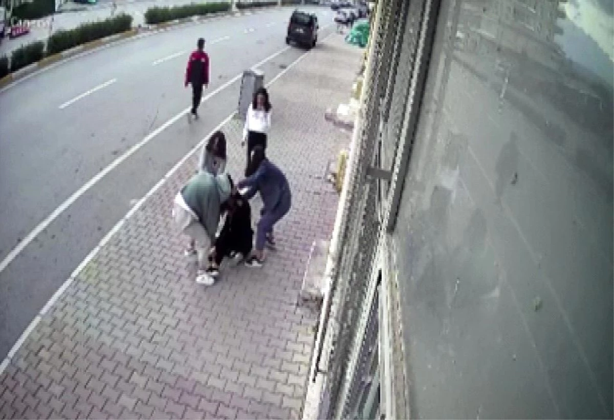 Yozgat\'ta Kızlar Arasında Çıkan Kavga Güvenlik Kamerasına Yansıdı
