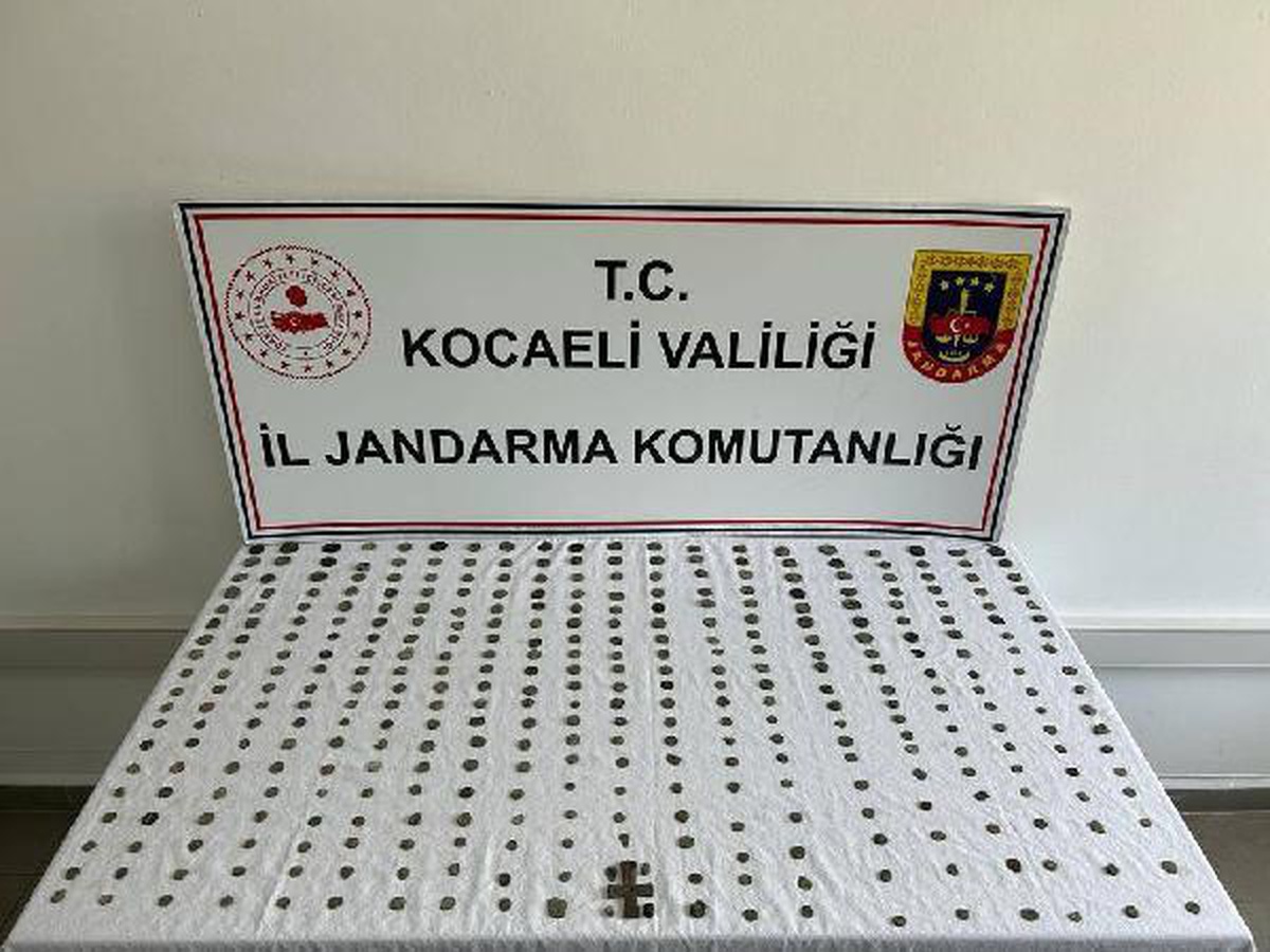 Kocaeli\'de 498 sikke ile 7 tarihi obje ele geçirildi