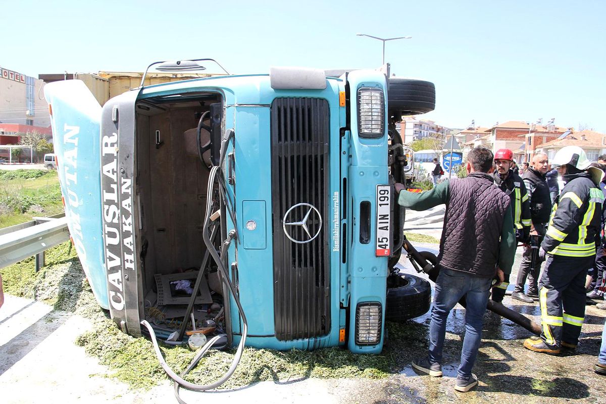 Manisa\'da Kontrolden Çıkan Tır Faciayı Önledi