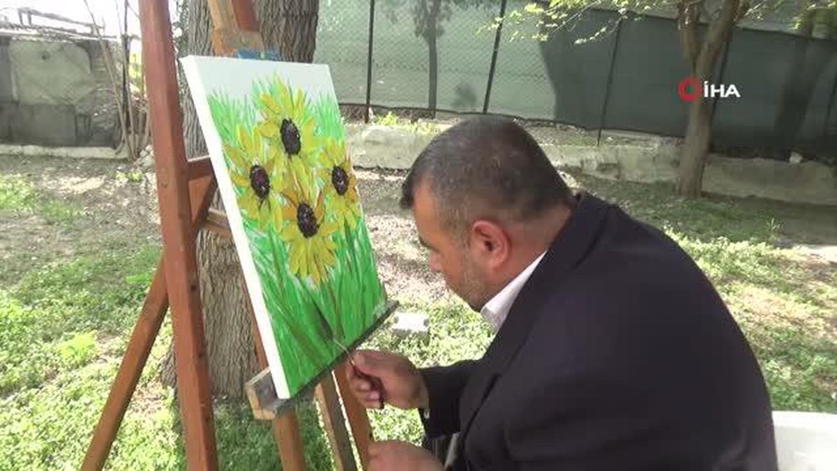 Köydeki evinden Avrupa'ya sanatı satıyor