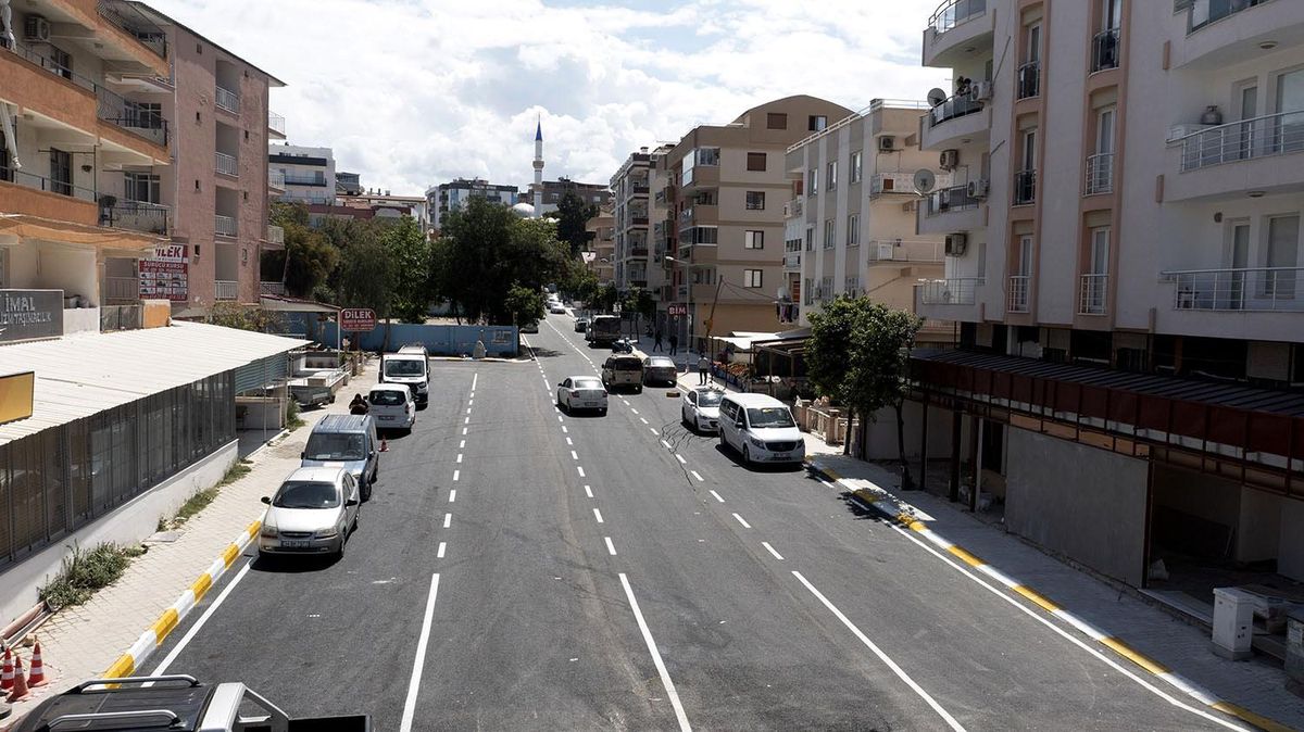 Kuşadası\'nda yol çalışmaları devam ediyor