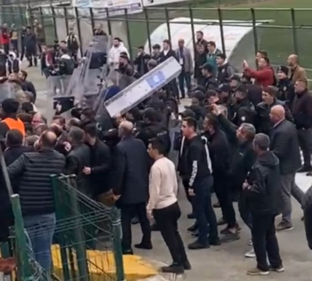 Maçtaki protestolar nedeniyle stattan polisle ayrılan eski Bakan Faruk Çelik sessizliğini bozdu
