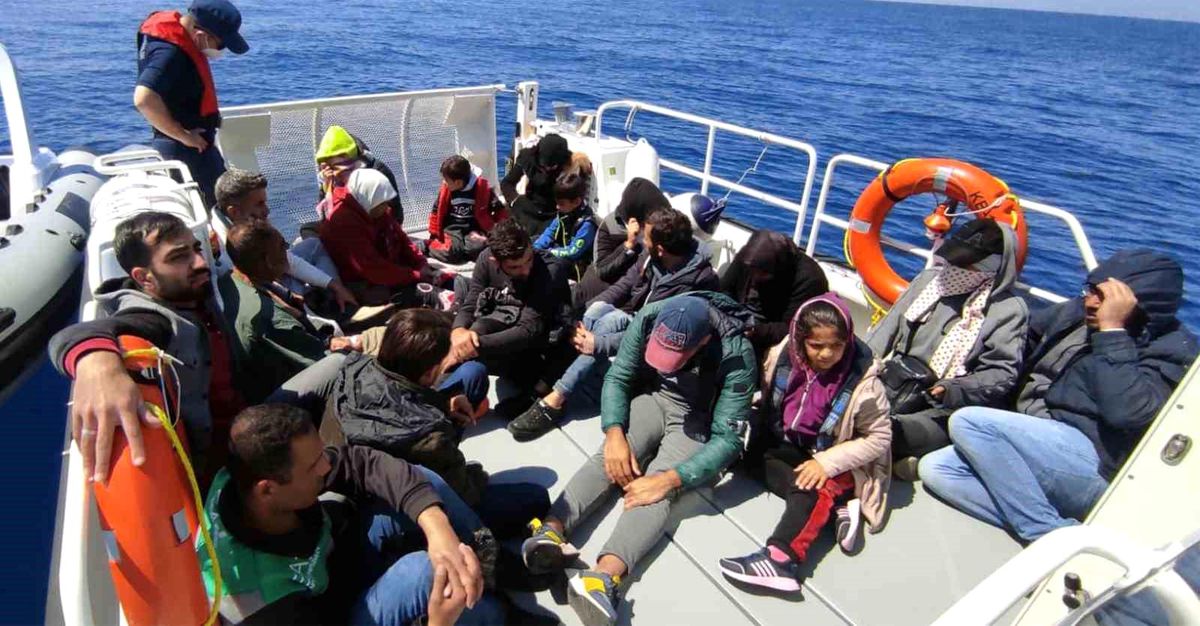 Marmaris\'te 18 düzensiz göçmen kurtarıldı