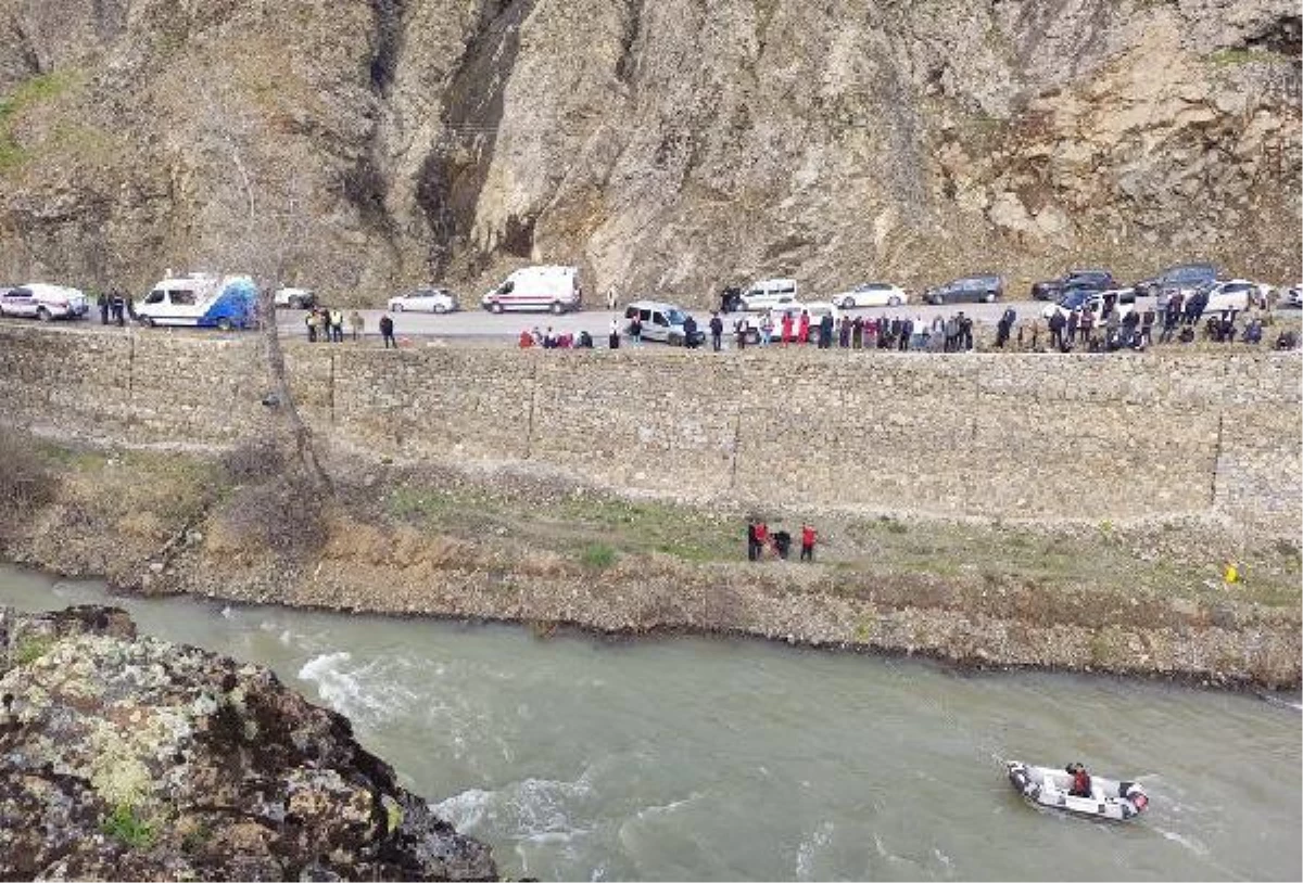 Tunceli\'de Munzur Çayı\'na uçan otomobildeki 3 gencin arama çalışmaları devam ediyor