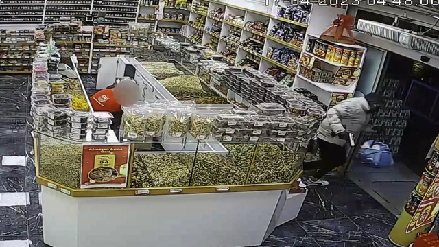 Oyuncak tabancayla korkutup binlerce lira çalan zanlı iş yerinin çalışanı çıktı Oyuncak tabancayla korkutup binlerce lira çalan zanlı iş yerinin çalışanı çıktı