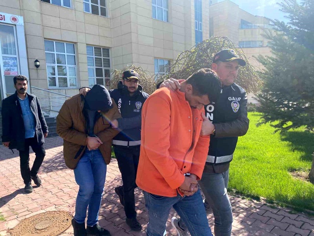 Oyuncak tabancayla korkutup binlerce lira çalan zanlı iş yerinin çalışanı çıktı Oyuncak tabancayla korkutup binlerce lira çalan zanlı iş yerinin çalışanı çıktı