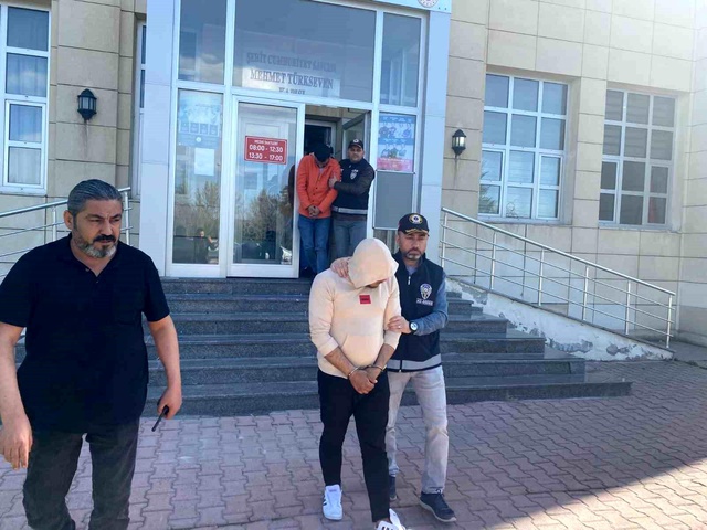 Oyuncak tabancayla korkutup binlerce lira çalan zanlı iş yerinin çalışanı çıktı Oyuncak tabancayla korkutup binlerce lira çalan zanlı iş yerinin çalışanı çıktı