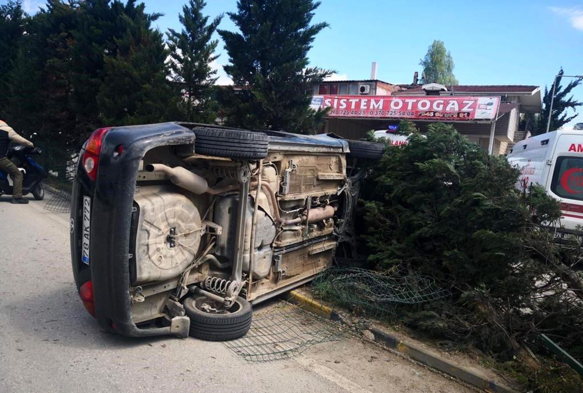 Karabük\'te Otomobilin Ağaca Çarparak Devrilmesi: 2 Yaralı