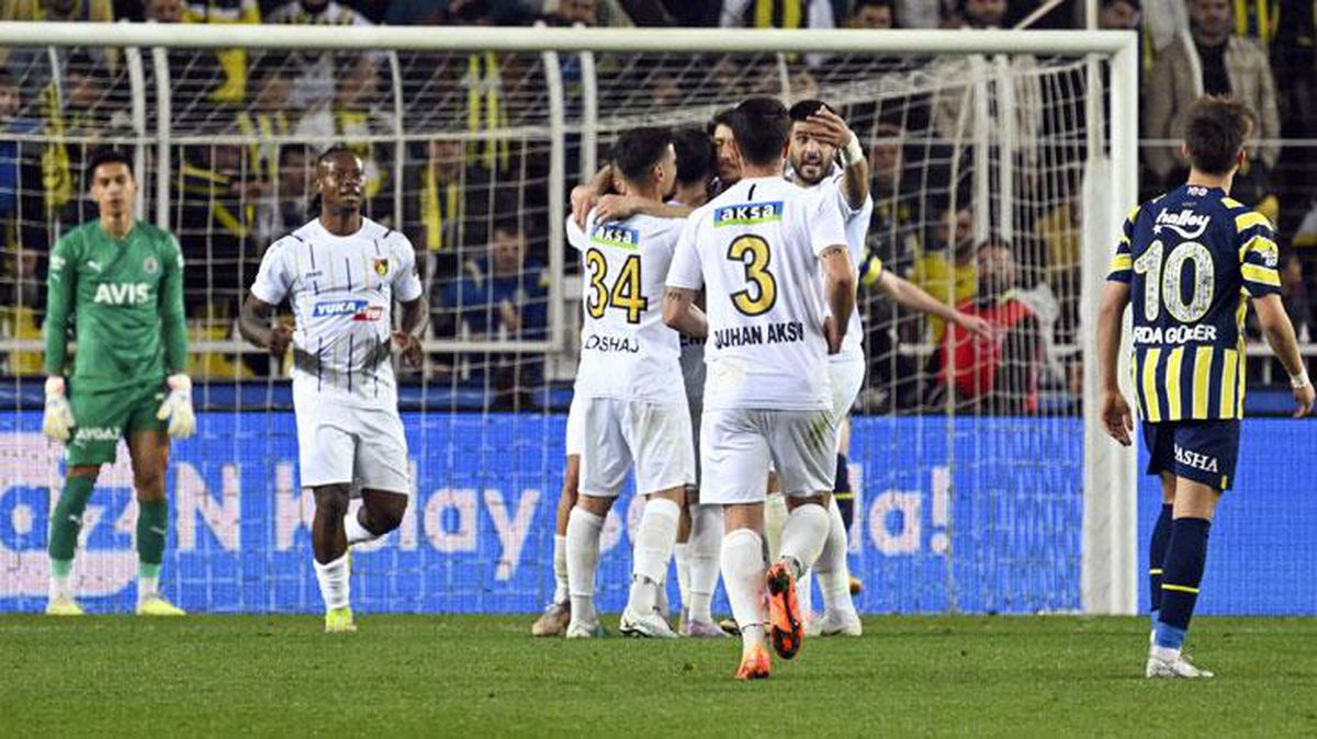 Son Dakika: İstanbulspor'la 3-3 berabere kalan Fenerbahçe, lider Galatasaray'ın puan kaybettiği haftada fırsat tepti