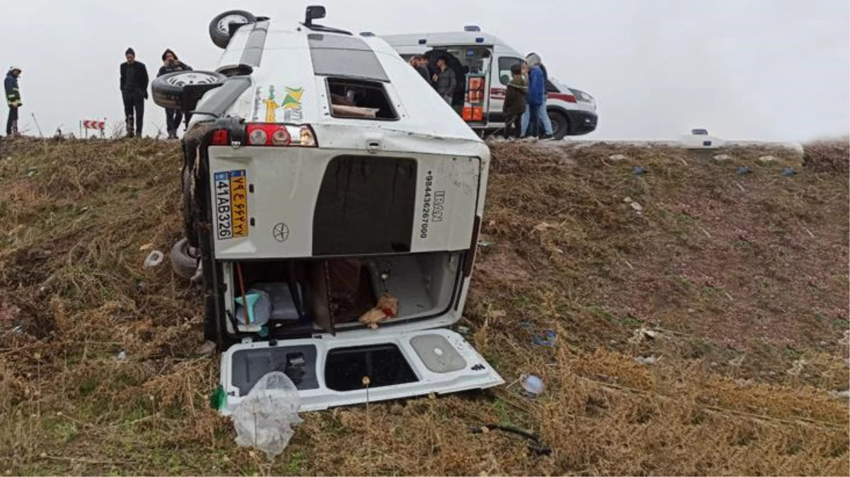 Kontrolden çıkan yolcu minibüsü şarampole yuvarlandı! 12 İranlı yaralandı
