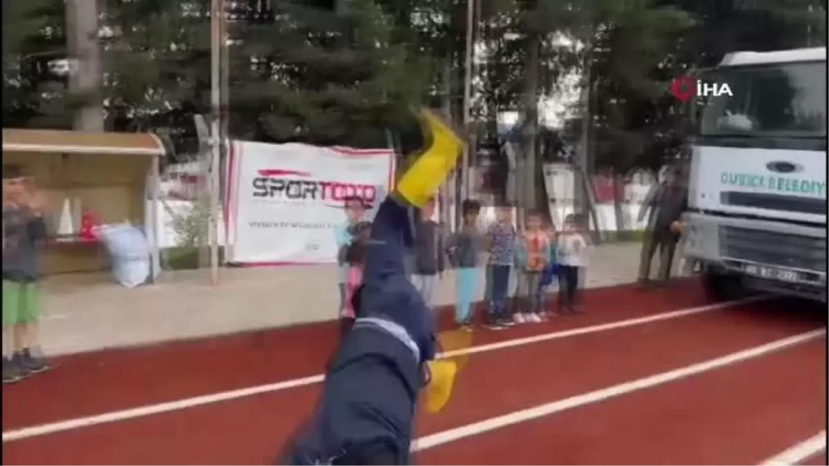 Temizlik ekibi depremzede çocukları eğlendirdi