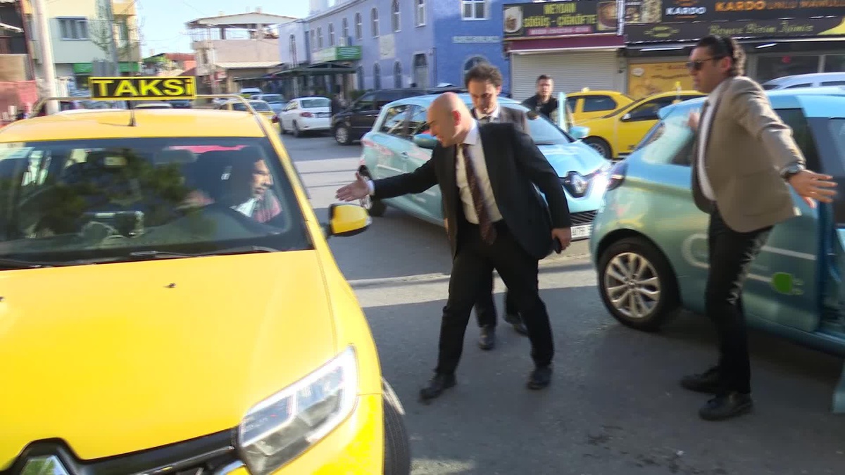 İzmir Büyükşehir Belediye Başkanı Tunç Soyer, Toros Taksi Durağı\'nda Kahvaltı Yaptı