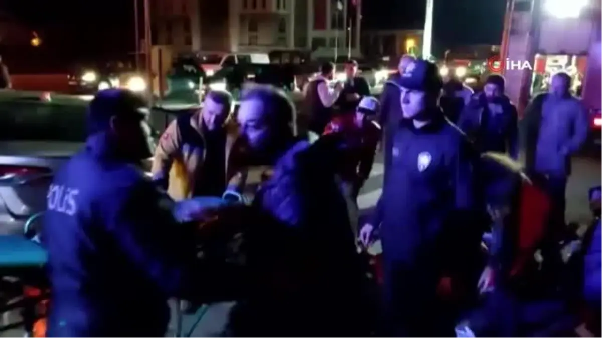 Tekirdağ\'da Tur Minibüsü ve Otomobil Çarpıştı: 1 Ağır 20 Yaralı