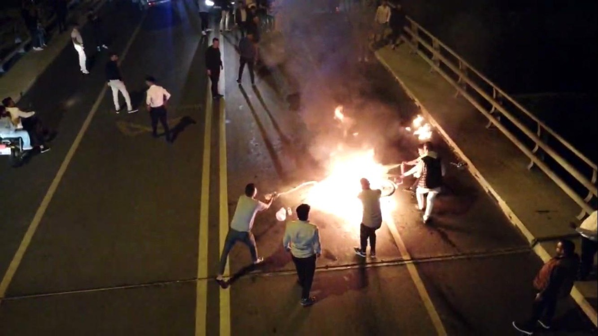 Mersin\'de motosiklet alev alev yanarken vatandaşlar mücadele etti