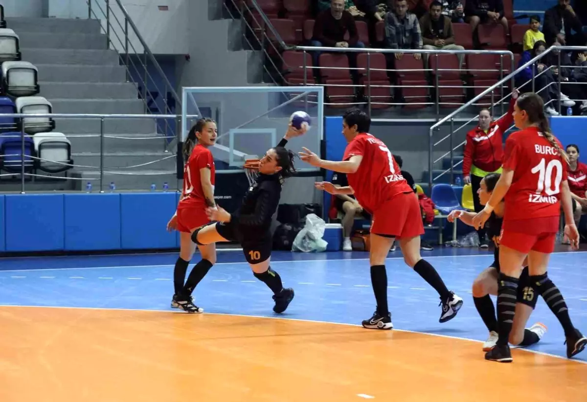 Yenimahalle Belediyesi SK İzmir galibiyetiyle play-offa avantajlı başladı