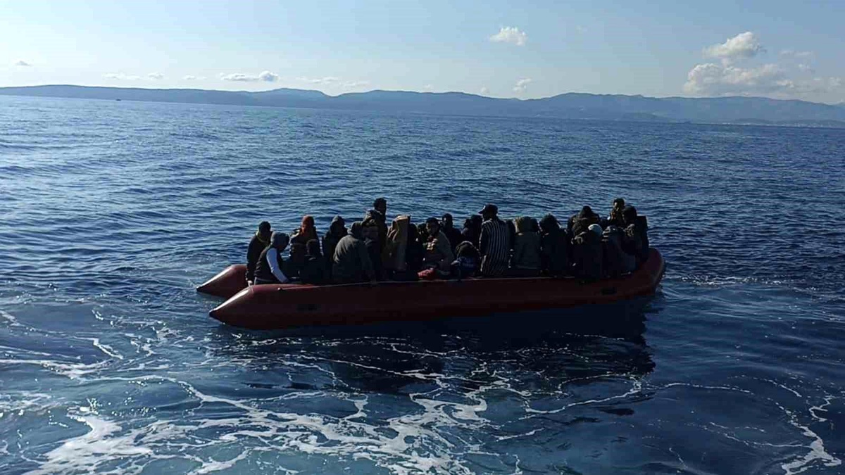 Yunanistan unsurları tarafından geri itilen 62 düzensiz göçmen kurtarıldı