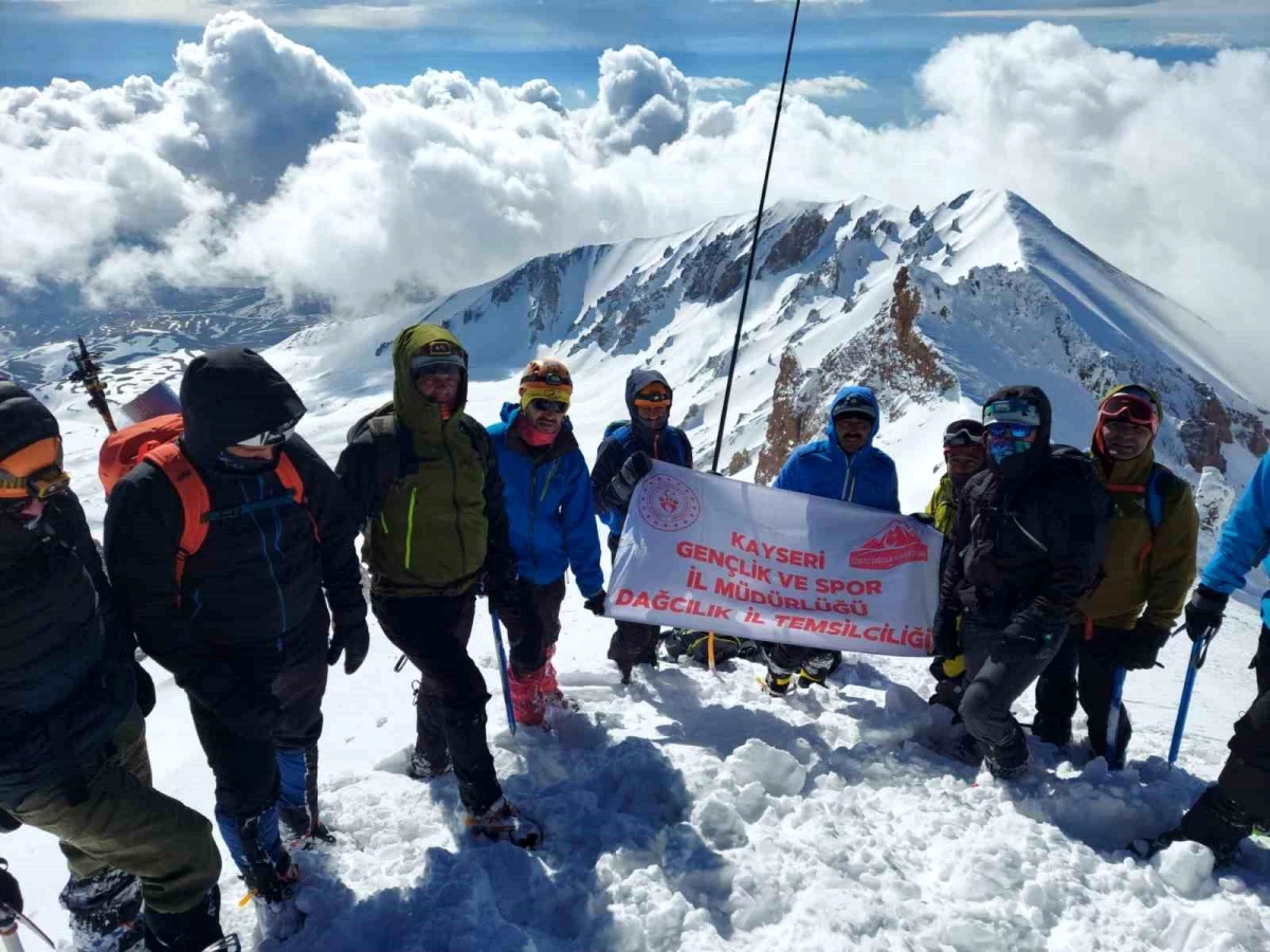 Erciyes Dağı Tırmanışı 21 Dağcının Katılımıyla Tamamlandı