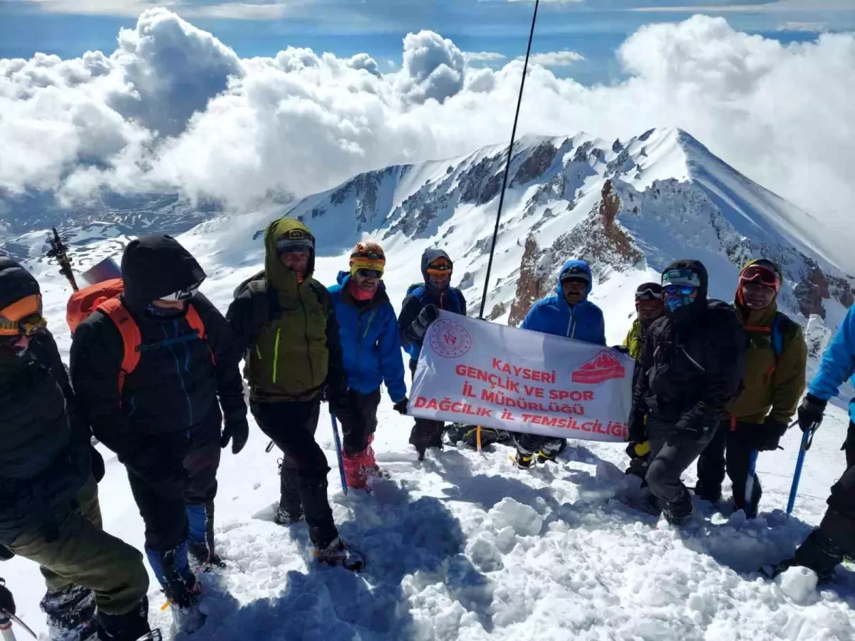 Erciyes Dağı Tırmanışı 21 Dağcının Katılımıyla Tamamlandı