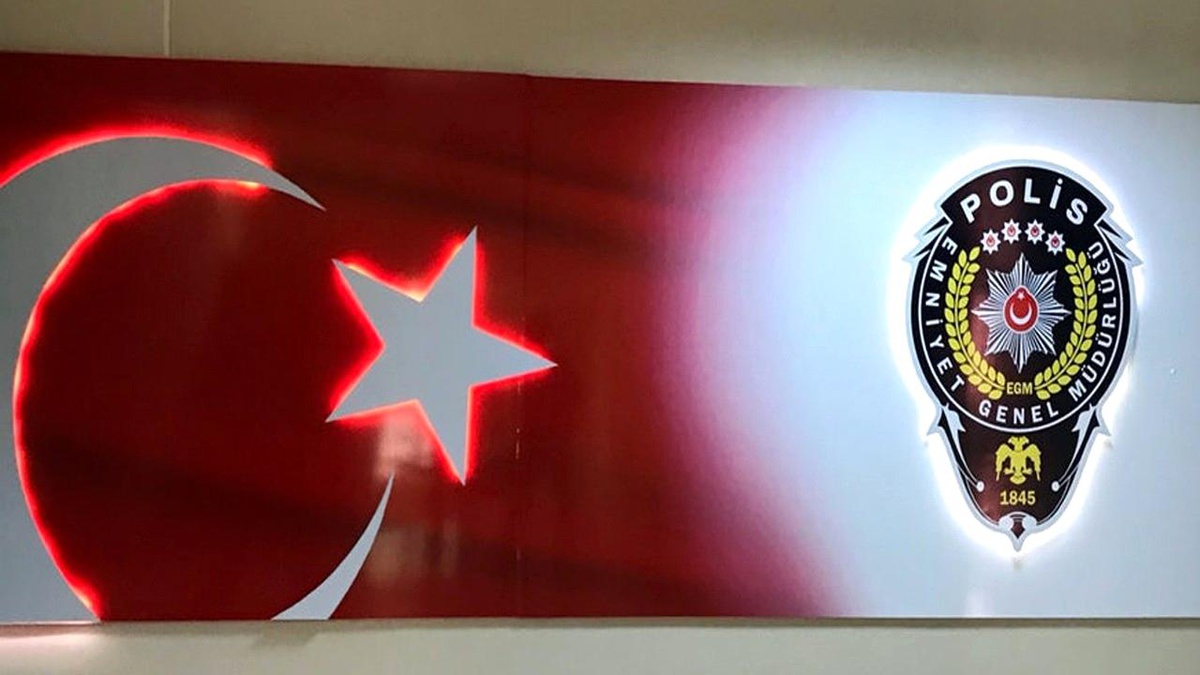 Kuşadası polisi çeşitli suçlardan aranan zanlıyı yakaladı